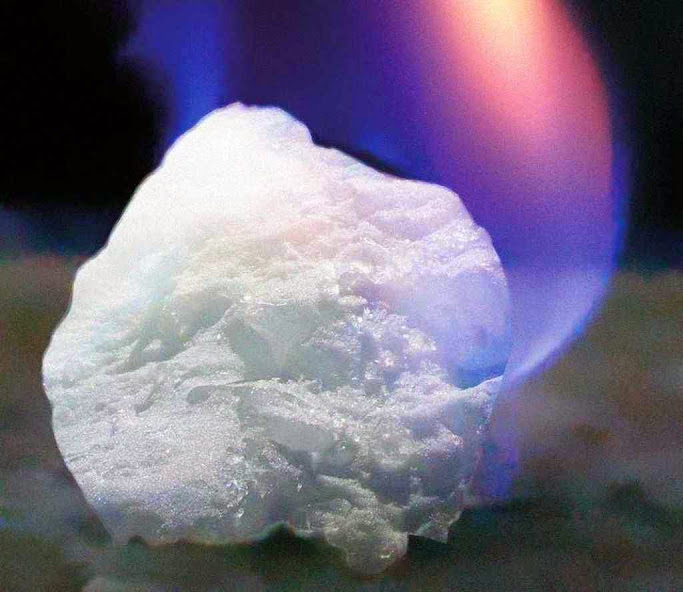 Gelo combustível moléculas de gás, principalmente metano, encapsuladas em uma estrutura de água congelada