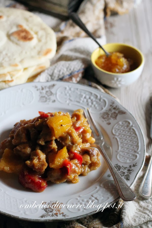 spezzatino di pollo agrodolce con peperoni e naan bread