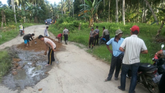 Peduli Jalan Berlubang, Polsek Pematang Sawa Gotong Royong Timbun Jalan