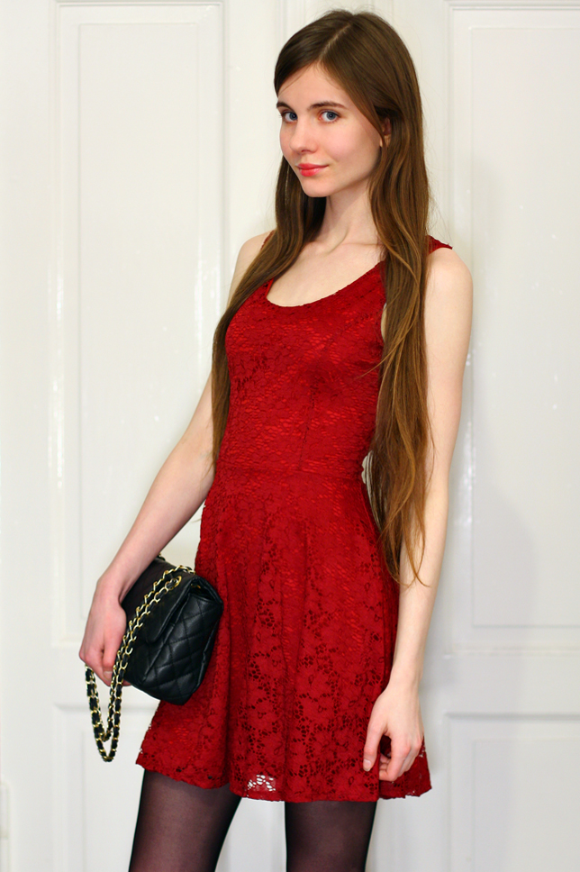 Czerwona sukienka z gorsetowym tyłem, pikowana torebka i lakierowane ...