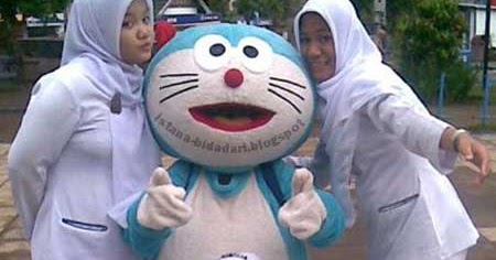 3 Mahasiswi AKPER bersama Doraemon