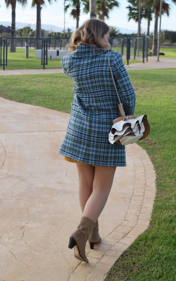 Vestido_amarillo_y_abrigo_cuadros