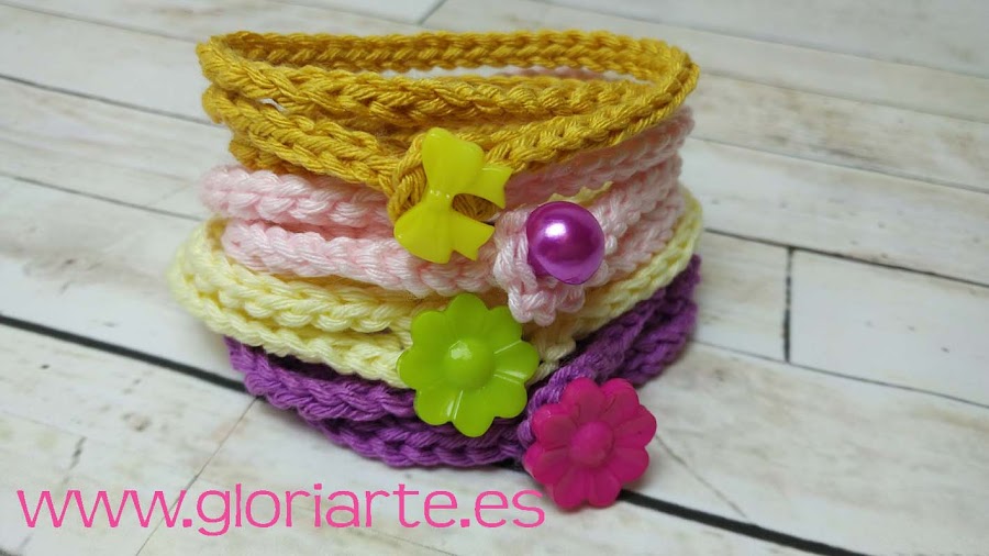 detalle de las pulseras de ganchillo