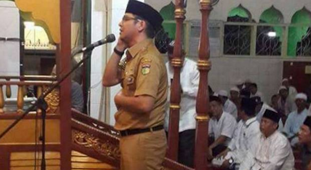 Kumandangkan Adzan, Suara Pasha Ungu Hebohkan Jamaah Masjid Di Palu Kumandangkan Adzan, Suara Pasha Ungu Hebohkan Jamaah Masjid Di Palu