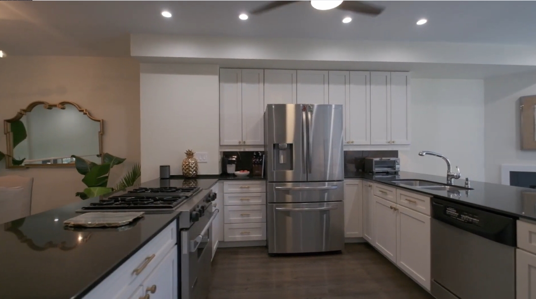 Tour 1613 W Erie St vs. 11 Interior Design Photos