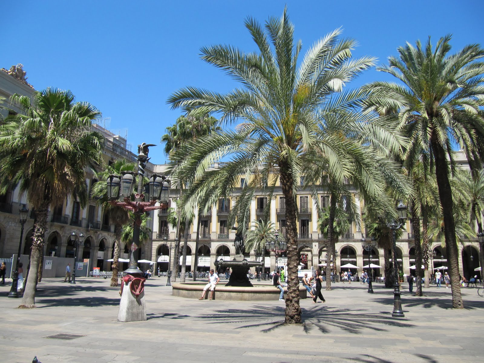 Caminar por Las Ramblas: entre estatuas vivientes e indignados