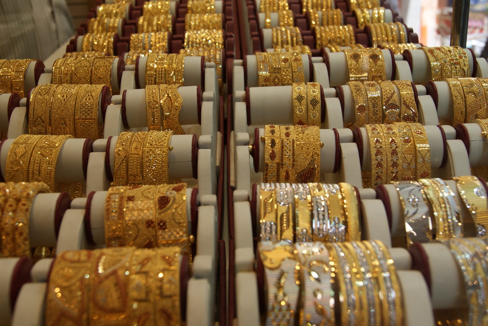 Рынок золота сегодня. Gold Souk Абу Даби. Золотой рынок Gold Souk. Золотой базар Абу Даби. Золотые украшения в Абу Даби.
