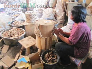 pengrajin mebel kayu bekas limbah kayu jati