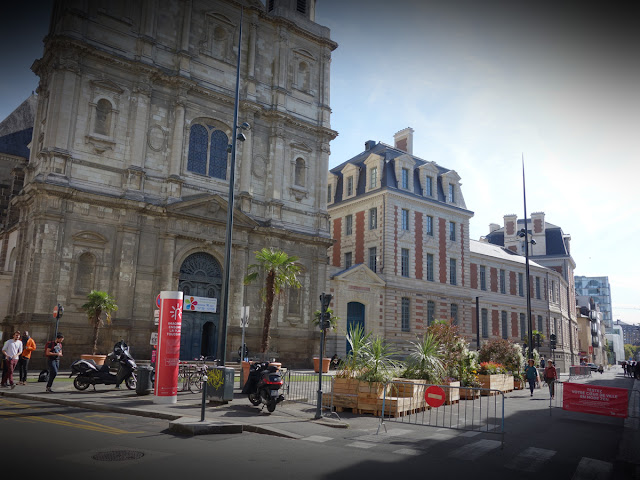 La place de la Toussaints temporairement rendue aux piétons...