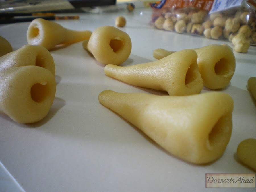 Nazarenos de mazapán y chocolate (Hueco para avellana)