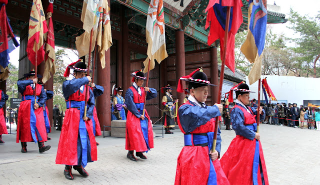 Ceremonia del cambio de la guardia en el palacio Deoksugung de Seúl
