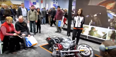 Πως να σηκώσεις μια πεσμένη μοτοσικλέτα (Video)