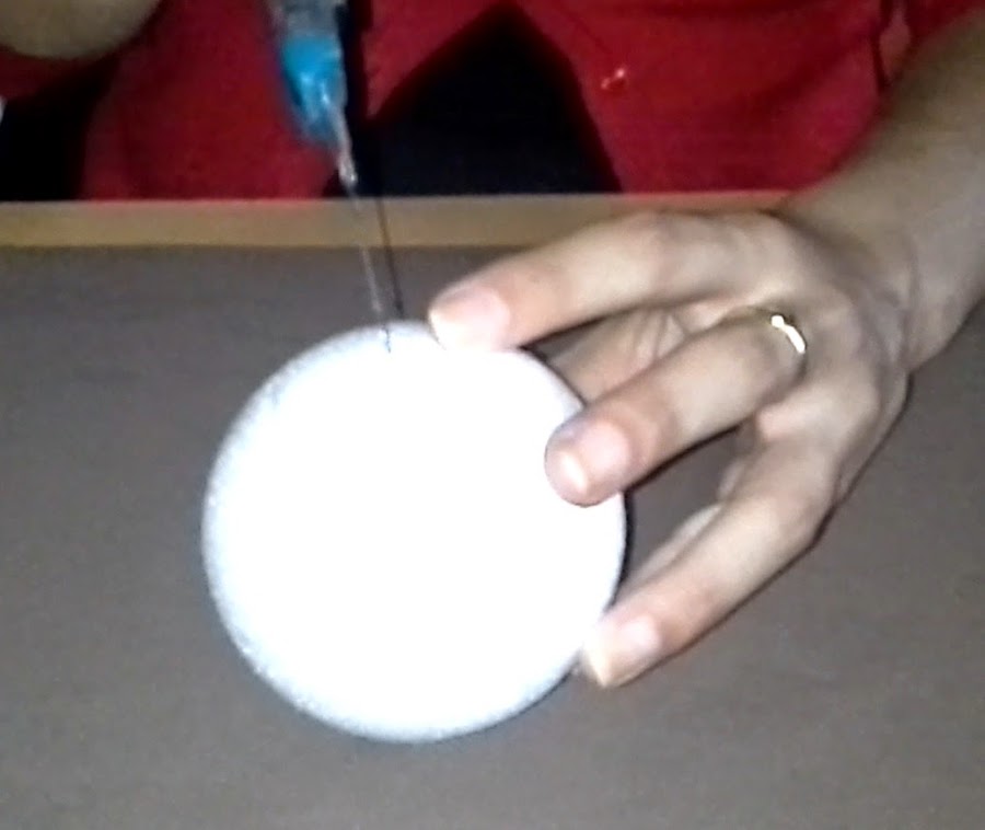 Cortar bola porexpan para fofucha