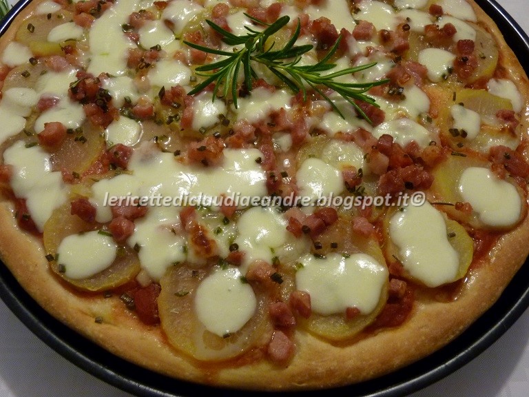Pizza con patate pancetta, mozzarella e pomodoro