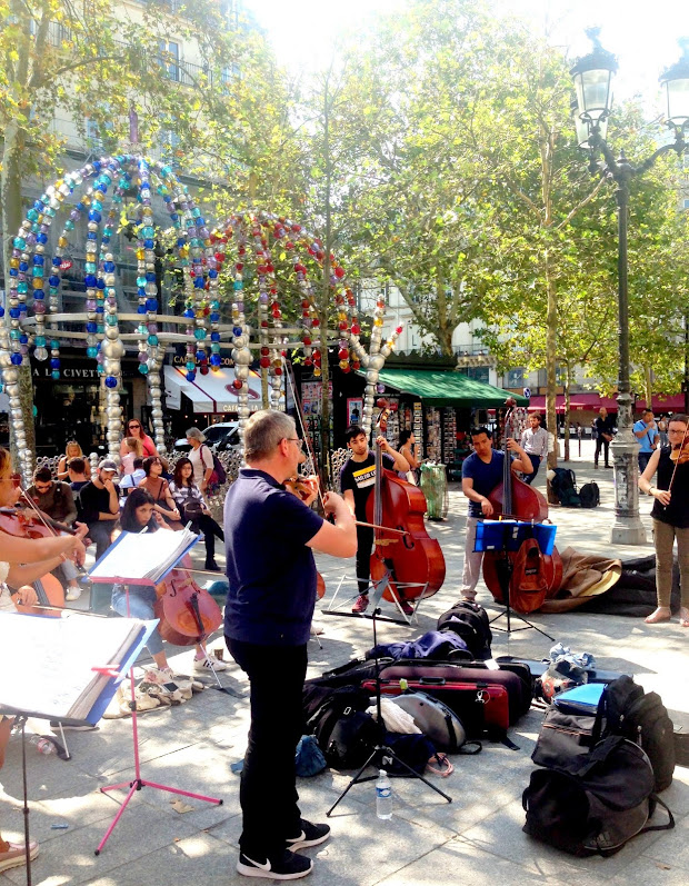 Focus On Paris Street music