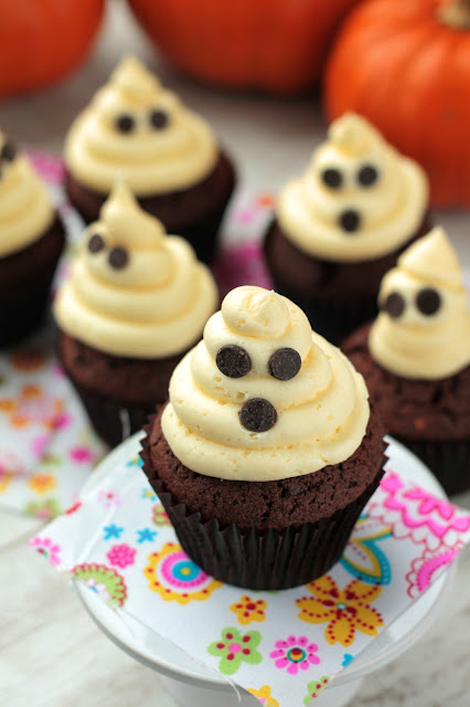 A simple Hallowe'en Treat that all the family can help make, a soft chocolate cupcake with vanilla buttercream ghosts!!! goodfoodshared.blogspot.com
