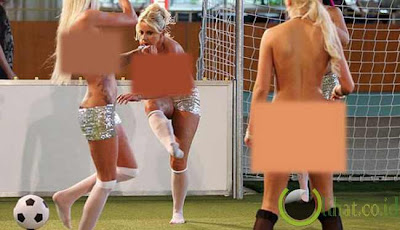 10 Wanita Cantik Main Bola tanpa Busana dan tanpa Malu