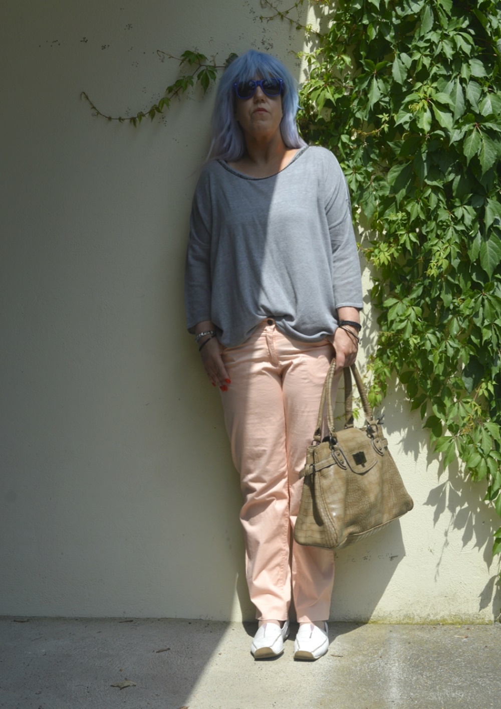 Apricot Summer Day Outfit -  Summer Outfit with pastel apricot Jeans, grey Jumper  and white Leather Loafers - posted by Annie K, Fashion and Lifestyle Blogger, Founder, CEO and writer of ANNIES BEAUTY HOUSE - a german fashion and beauty blog