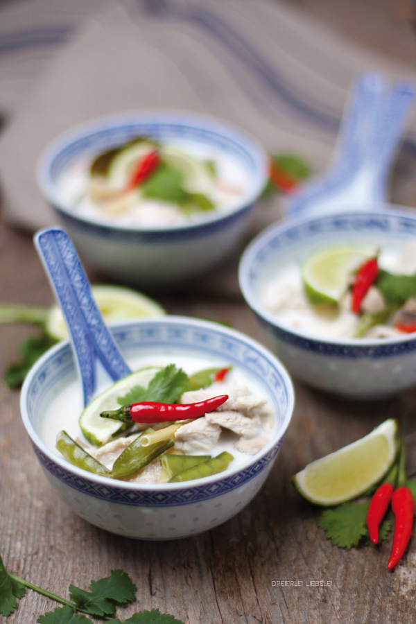 Dreierlei Liebelei: Thailändische Hühnersuppe mit Kokosmilch {Tom Kha Gai} Dreierlei Liebelei: Thailändische Hühnersuppe mit Kokosmilch {Tom Kha Gai}