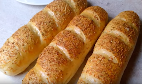 Delicioso pan con orégano y parmesano listo para disfrutar a tu manera