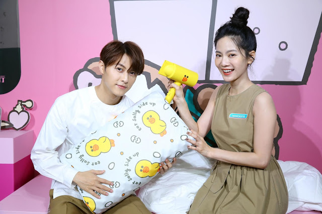 喬喬及王子同時拿著屈臣氏LINE FRIENDS【屈屈小旅行】集點商品「好夢乳膠枕」、「吹著我吹風機」示範多種「怎麼拍、怎麼好看」的經典pose