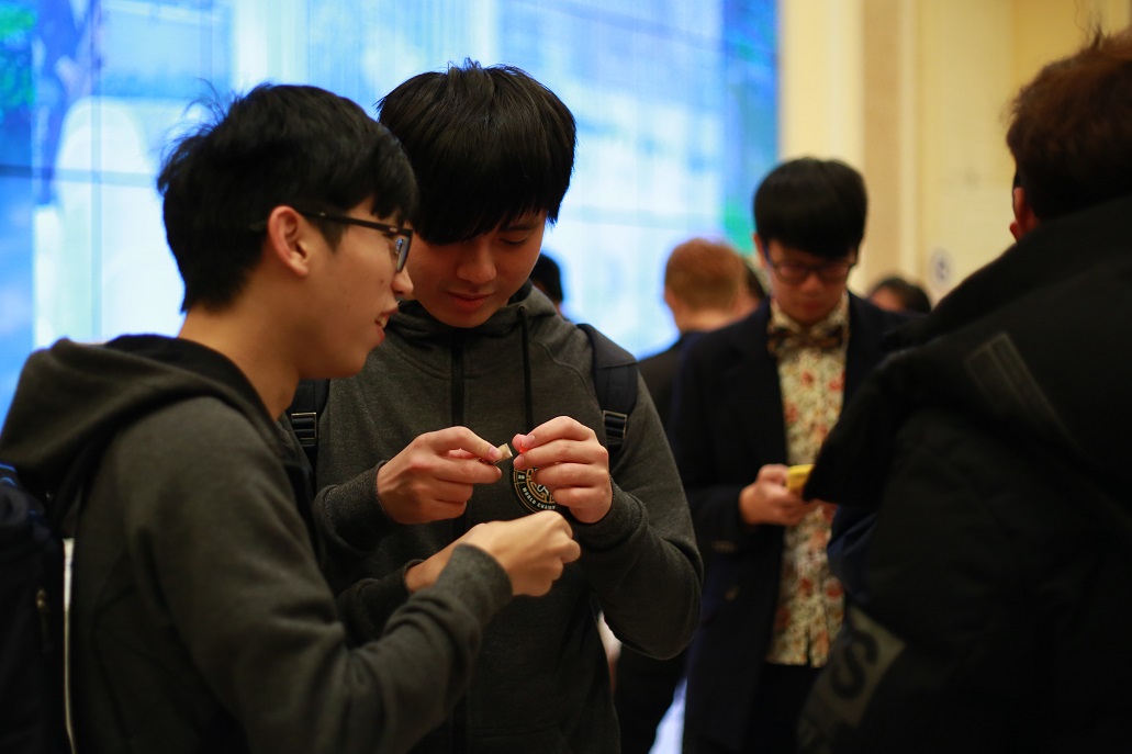 今（26）日網銀國際也舉行了尾牙，席開60桌，以「網銀柑仔店」為主題，員工們以復古打扮現身，而職業電競隊伍閃電狼的選手們也都現身會場。