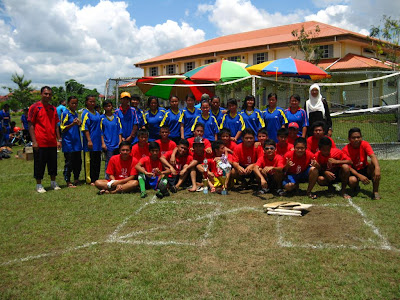 Pasukan sofbol SMK Luar Bandar No.1 Sibu semasa Kejohanan Sofbol MSS Sibu pada tahun 2010