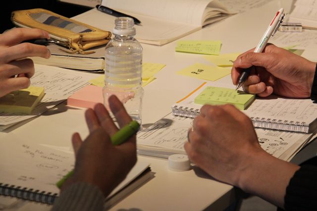 実際のシーンでレゴおもちゃを示す写真シリーズ