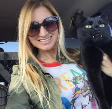 Kedatangan Kucing Mirip Vampir Ini Langsung Hebohkan Dunia Maya Kedatangan Kucing Mirip Vampir Ini Langsung Hebohkan Dunia Maya
