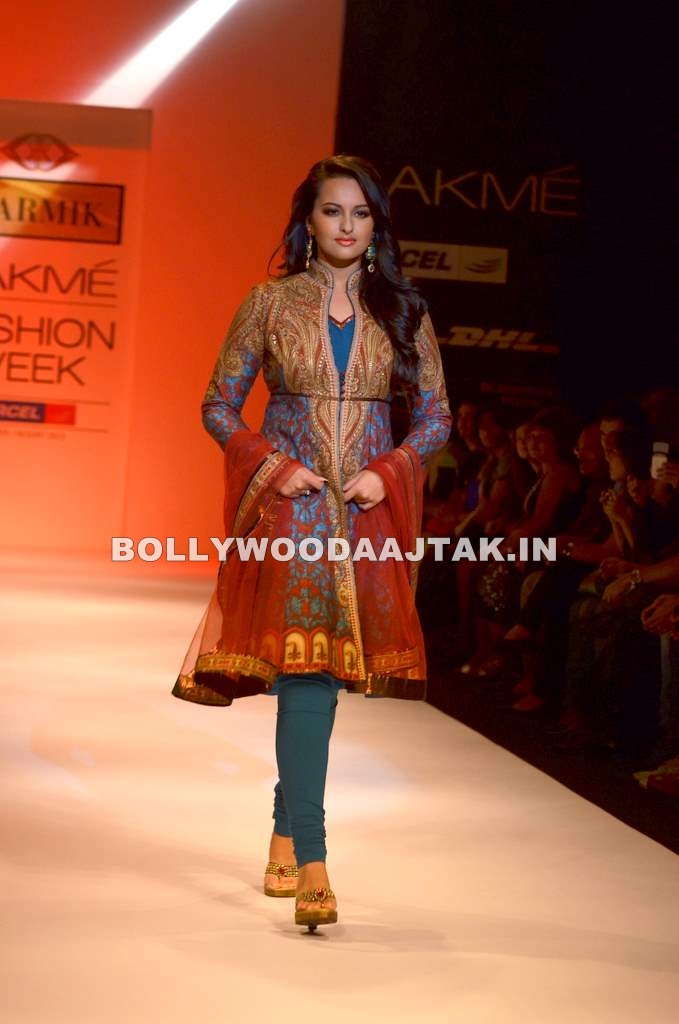 Sonakshi Sinha LF Ramp Walk - Beautiful Sonakshi Sinha Ramp Wak for Kimaya at LFW
