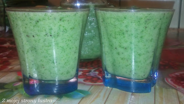 zielony koktajl w szklance