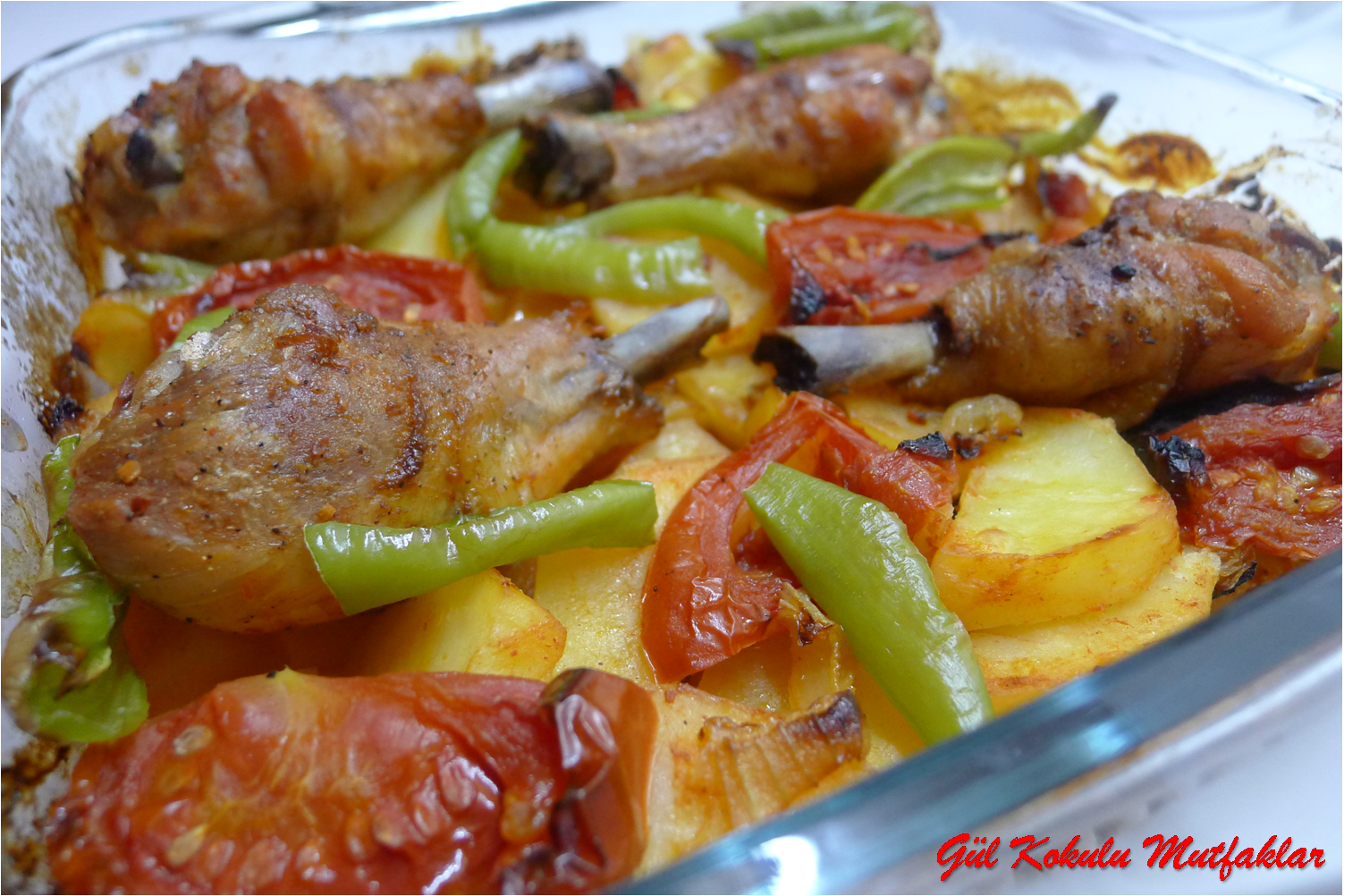 Fırında pişmiş tavuk - kokulu ve lezzetli Fırında pişmiş tavuk - kokulu ve lezzetli