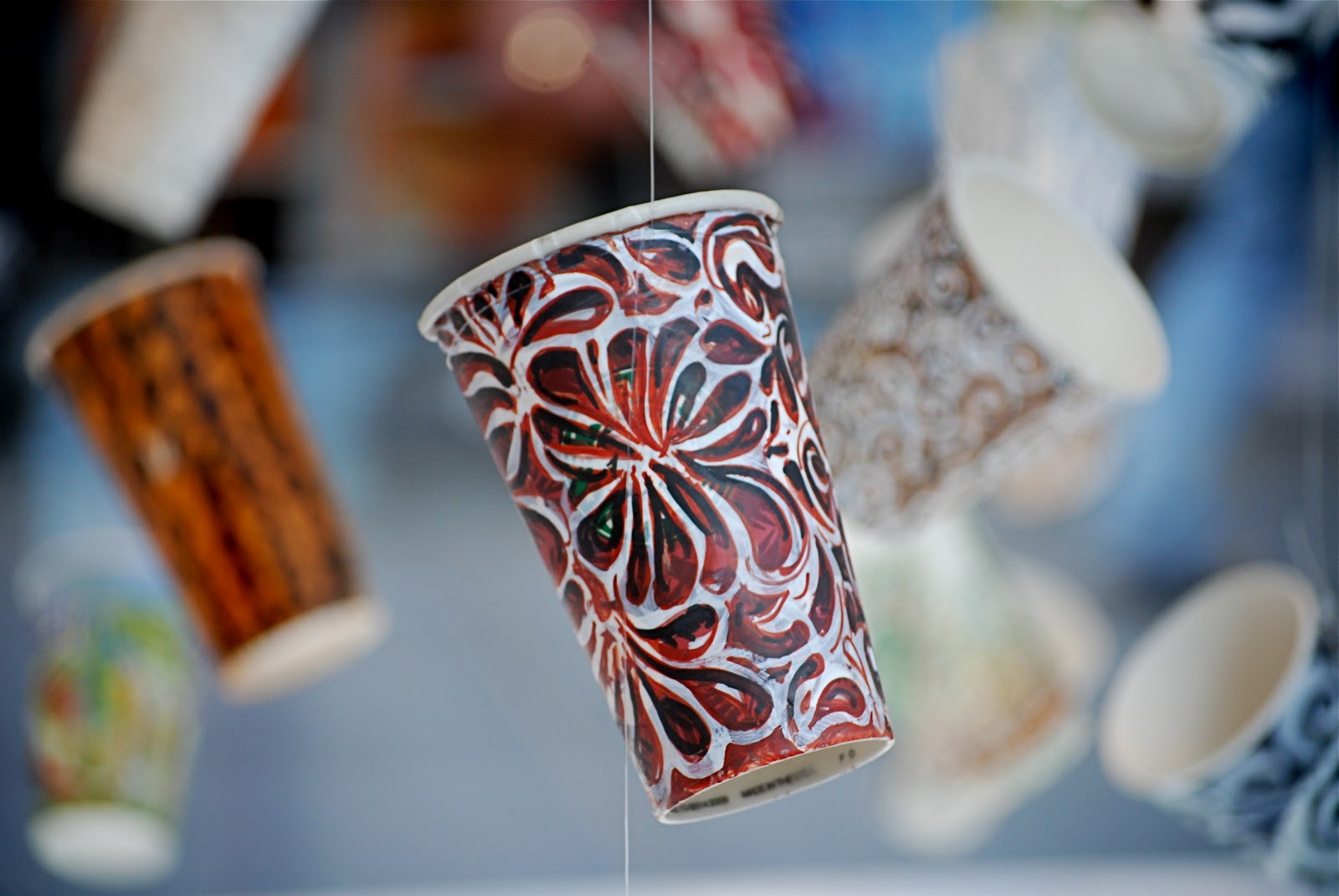 украсить пластиковый стаканчик. поделки из пластиковых стаканчиков. декор бумажных стаканчиков. вазочка из бумажного стаканчика. поделки из бумажных стаканчиков.