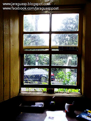 Janela de um dos 7 cômodos da primeira casa de alvenaria do Jaraguá com vista para a avenida Jerimanduba 