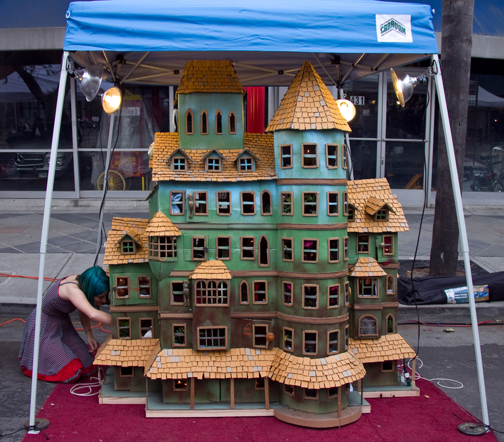 AVCR8TEUR'S PHOTO BLOG: Cardboard House