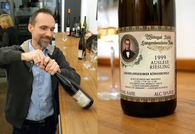 Oliver Lang entkort eine Flasche 1999er Riesling Auslese des Weingutes Tesch