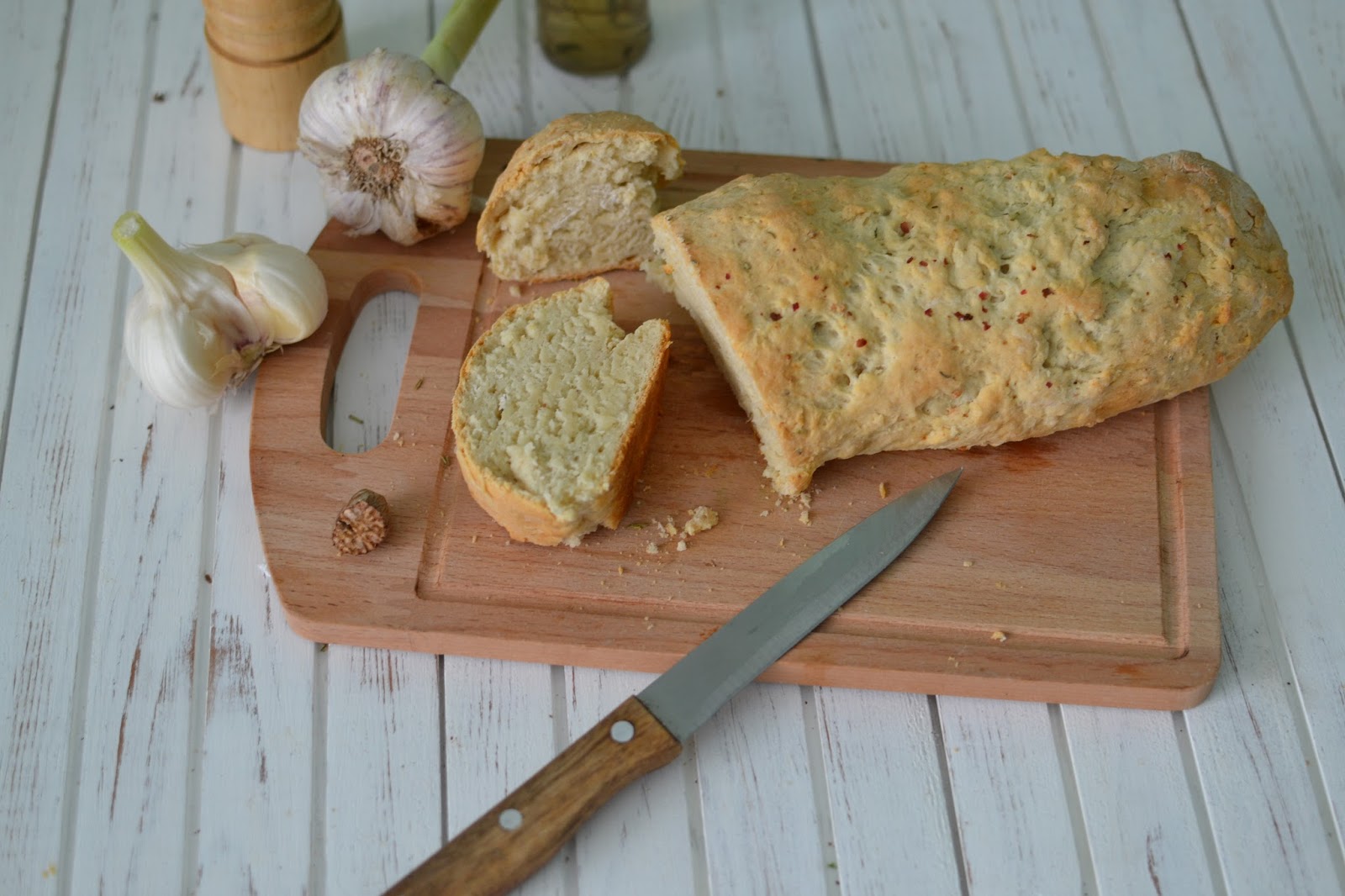 Рецепт хлеб чеснок масло. Чесночный хлеб. Хлеб на мангале с чесноком. Хлебцы чесночные. Чесночный хлеб без дрожжей.