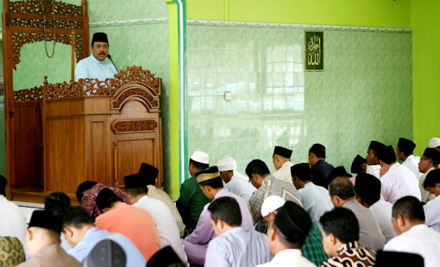 Untukmu yang Sering Sibuk Sendiri Saat Khutbah Jum`at, Hentikan Mulai Sekarang! Untukmu yang Sering Sibuk Sendiri Saat Khutbah Jum`at, Hentikan Mulai Sekarang!