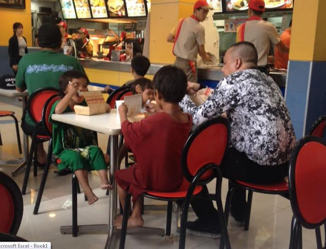 : Netizen And Her Boyfriend Saw A Man Giving Food To These Street Children But When She Overheard Their Conversation, She Broke Down In Tears! : Netizen And Her Boyfriend Saw A Man Giving Food To These Street Children But When She Overheard Their Conversation, She Broke Down In Tears! 