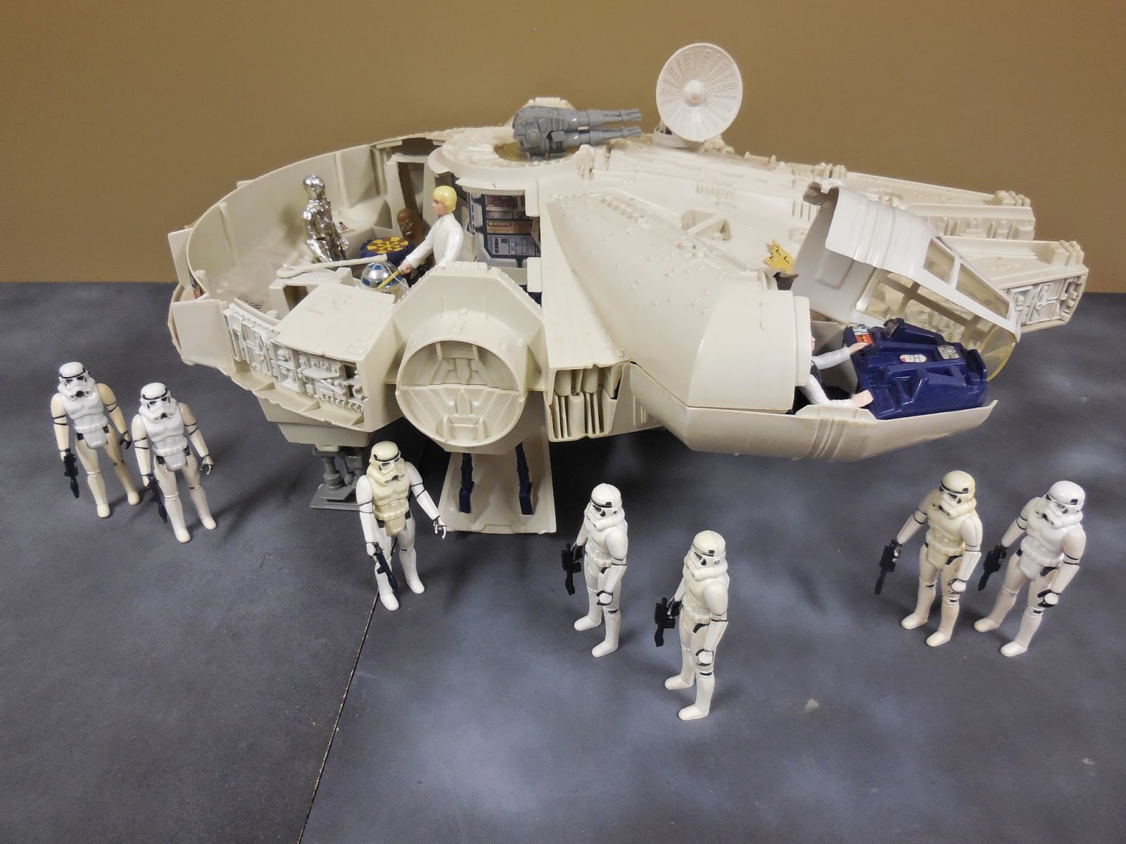 Vintage Kenner Star Wars Toys Millennium Falcon Spaceship (Kenner Canada)