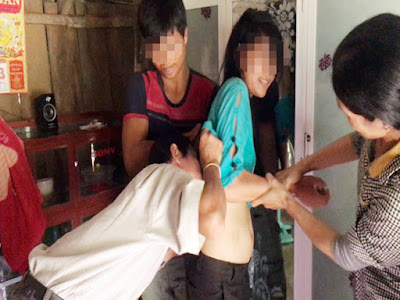 Phát hãi thầy cúng ở Quảng Ngãi chữa bệnh bằng miệng để dâm ô
