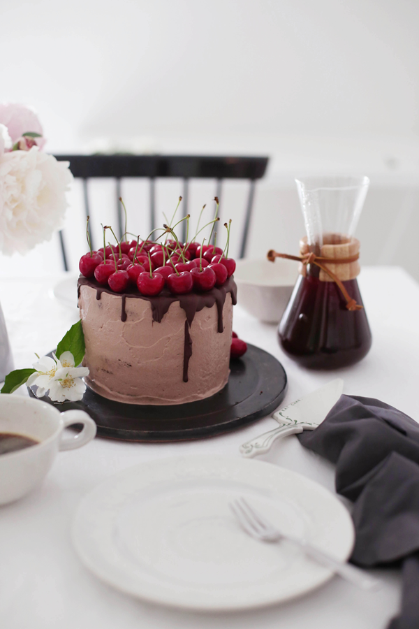 50 Jahre Jacobs Krönung und eine Mokka-Schokoladentorte mit Kirschen ...