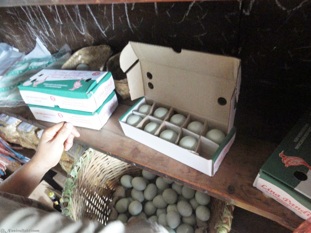 Membeli telur asin di Lina Pandi, Brebes