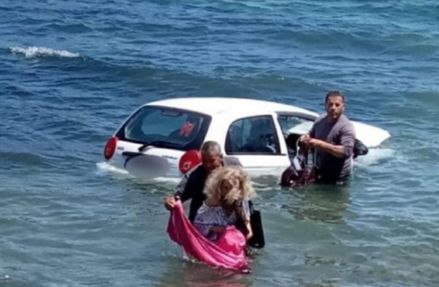 Απίστευτες εικόνες:Περαστικοί έσωσαν γυναίκα που έπεσε με το ΙΧ της στην θάλασσα! Απίστευτες εικόνες:Περαστικοί έσωσαν γυναίκα που έπεσε με το ΙΧ της στην θάλασσα!