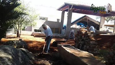 Bizzarri visitando uma obra e ajudando na marcação onde vamos fazer a escada de pedra folheta, o calçamento de pedra folheta com as guias de pedra e a execução do paisagismo em Itatiba-SP. 06 de dezembro de 2016.