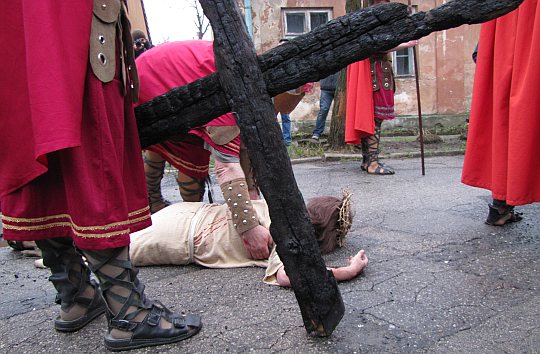 Chrystus po raz kolejny upada pod ciężarem krzyża, ale wkrótce podnosi się