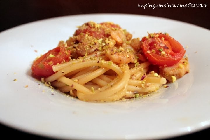 bucatini con gamberi, pomodorini e polvere di pistacchi