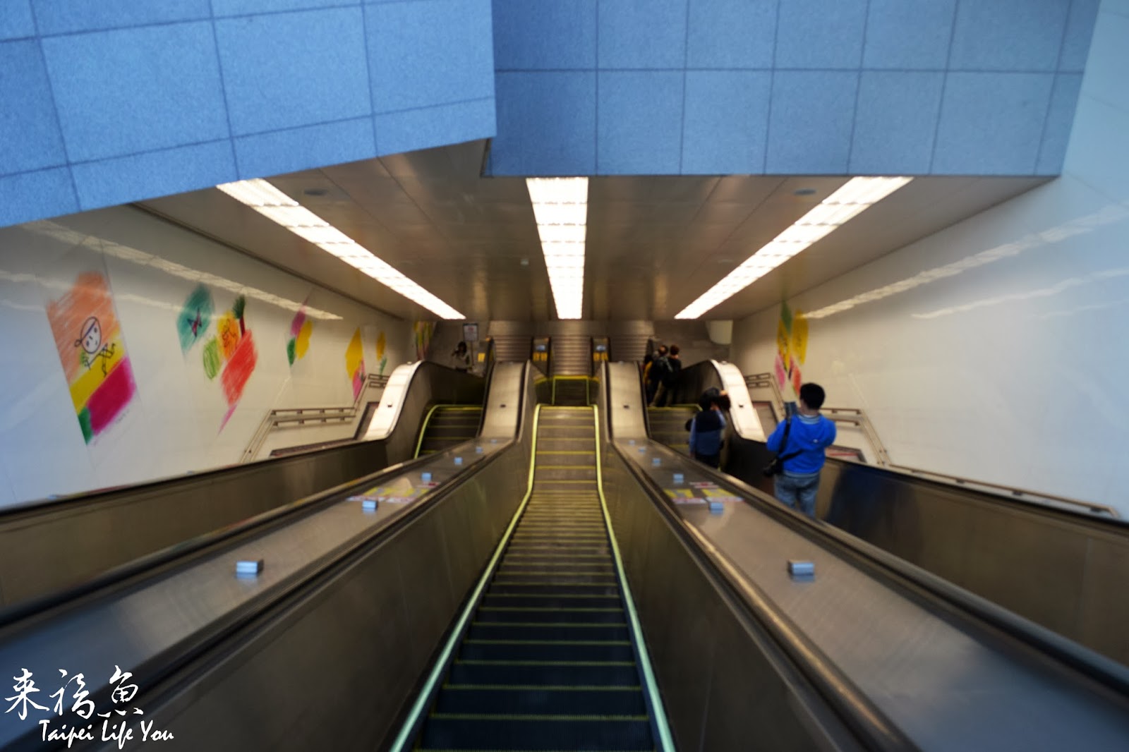 ↑捷運象山站2號出口有名的 波浪電梯