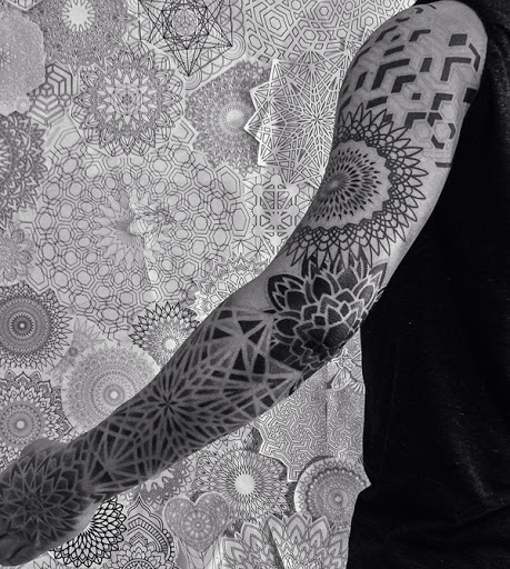 Interessante inspiração tribal tatuagem manga. Você pode ver imediatamente como intrincados desenhos são e como artisticamente eles foram unidos. Também jogando a resumo o tema deste projeto é simplesmente maravilhoso.