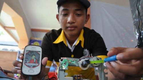 Charger Ponsel Tercanggih Buatan anak Indonesia v Charger Ponsel Tercanggih Buatan Anak Indonesia